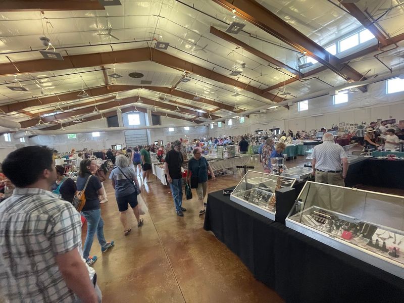 The Illinois Flea Market Where $25 Can Still Get You an Incredible Deal - Decorating Tip Because this place draws people back