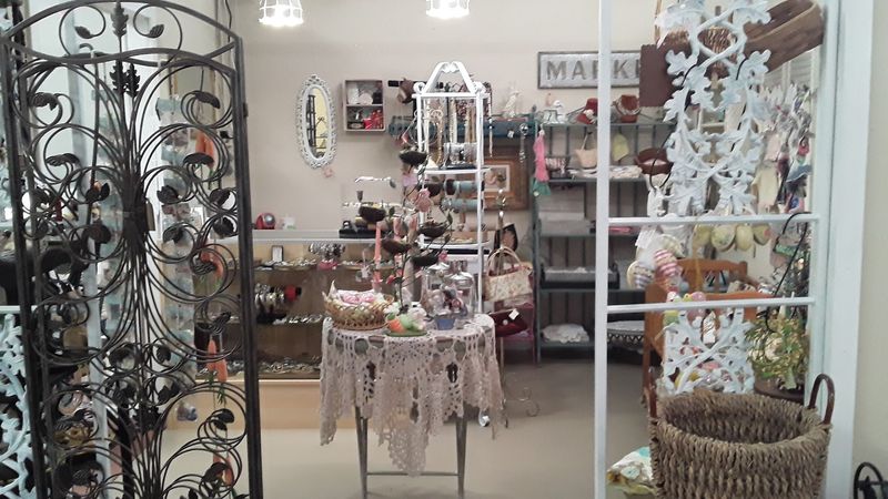 This Charming Florida Town Makes It Easy To Slow Down For A While - Decor Hint Antique Shopping That Actually Rewards The Hunt