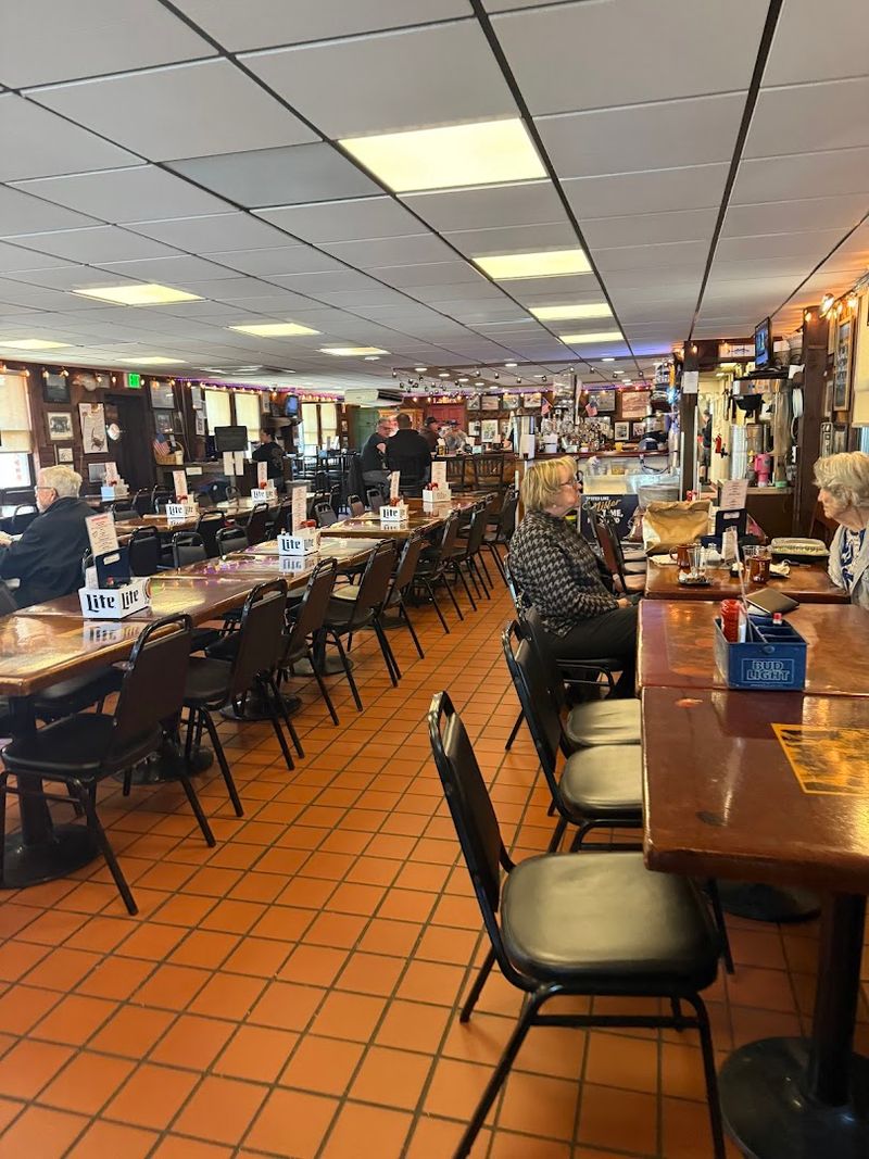 This No-Frills Maryland Restaurant Serves A Crab Cake People Cannot Stop Talking About - Decor Hint Service That Keeps Regulars Coming Back