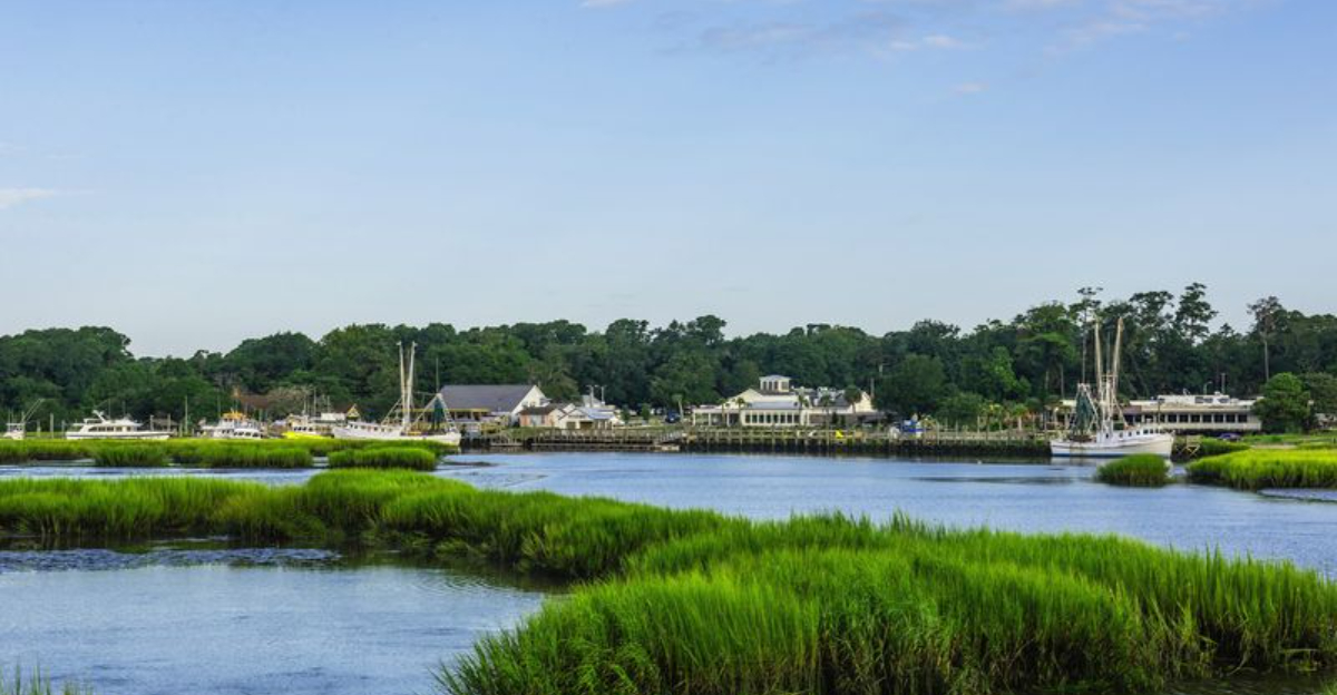 The North Carolina Fishing Village Tourists Skip On The Way To Myrtle Beach And Locals Are Quietly Grateful For It - Decor Hint