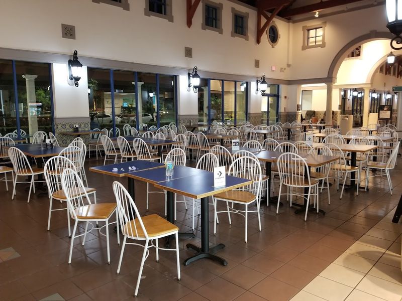 This Florida Outlet Mall Makes Every Extra Mile Feel Worth It - Decor Hint Food Options And What To Expect