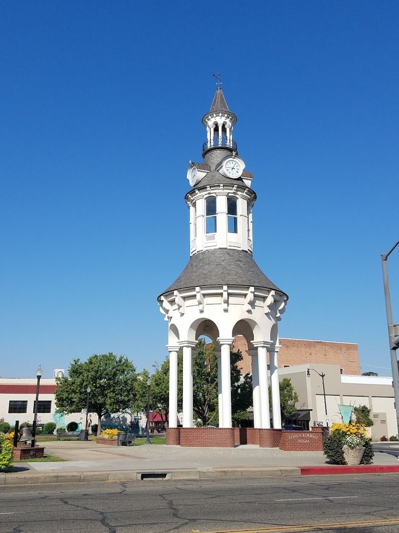 The Overlooked California Town Where Retirement Dreams Start Around $300,000 - Decor Hint Housing Costs That Actually Make Sense For Retirees