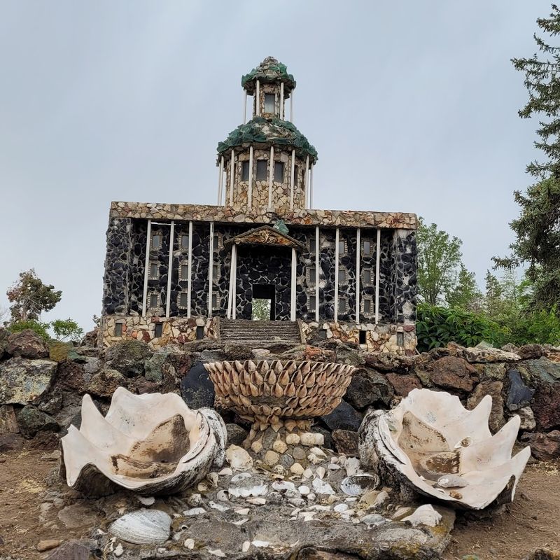 Visitors Can't Stop Talking About This Wonderfully Unusual Garden In Oregon - Decor Hint A Tribute To American Landmarks Built In Stone