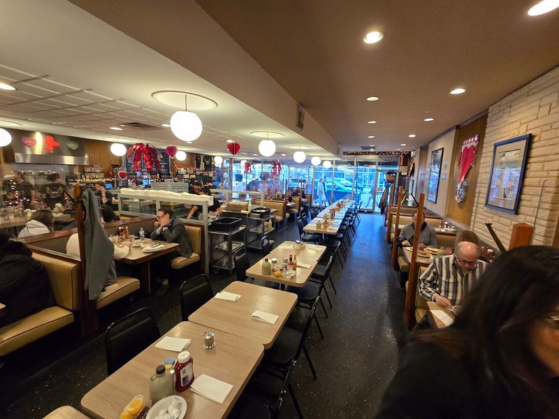 This Cozy Illinois Diner Still Serves Breakfast The Old-Fashioned Way - Decor Hint An Interior Frozen Beautifully In Time