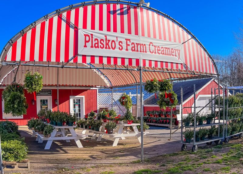 This Connecticut Spot Serves Ice Cream So Good Visitors Plan Trips Around It - Decor Hint Where It's Located In Connecticut