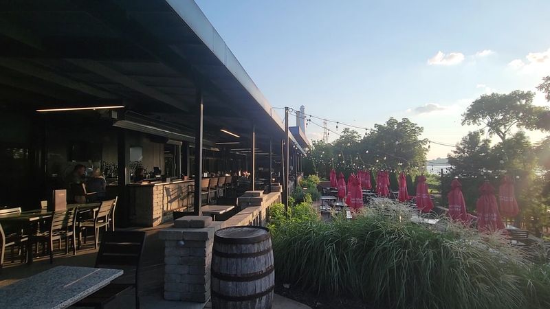 River House Restaurant And Raw Bar