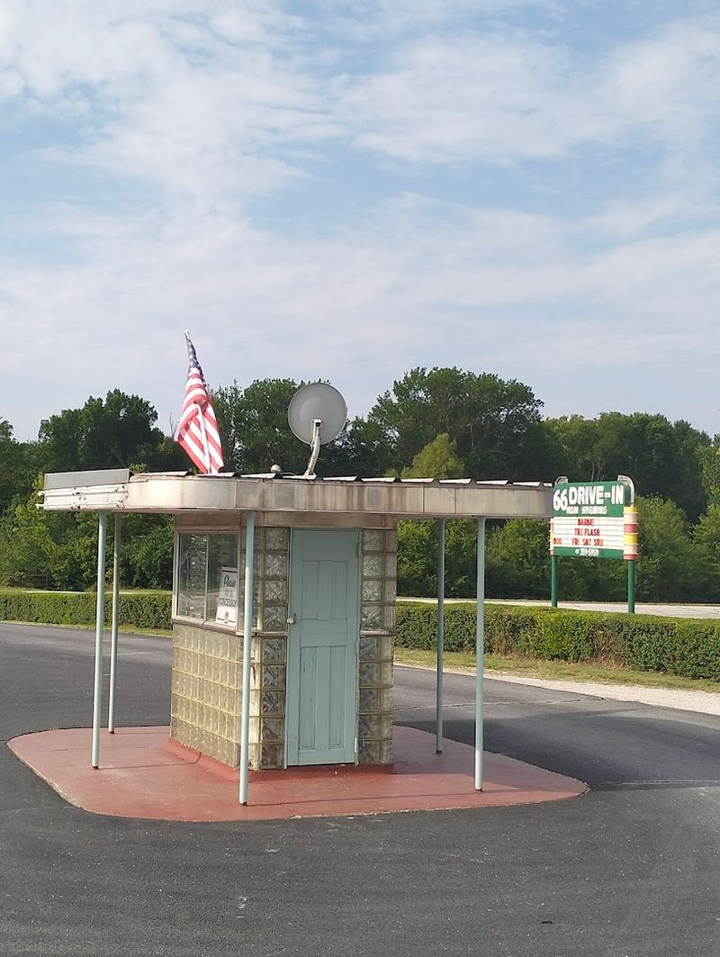 This Missouri Route 66 Attraction Still Looks Like The 1940s - Decor Hint Art Deco Style You Can Actually Touch