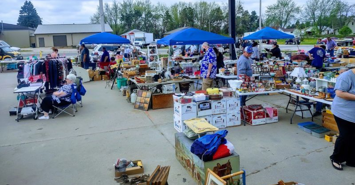 The Small Town Nebraska Flea Market Where Vendors Food And Vintage Finds Fill The Day - Decor Hint