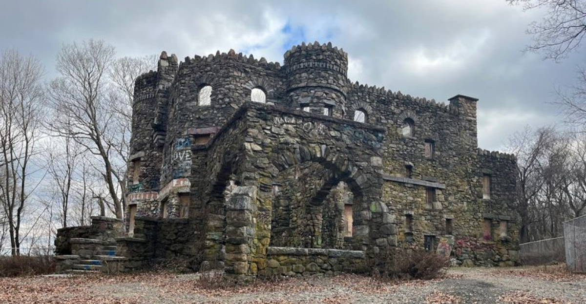 The Stunning Medieval Castle In Connecticut Thats Totally Worth The Road Trip - Decor Hint