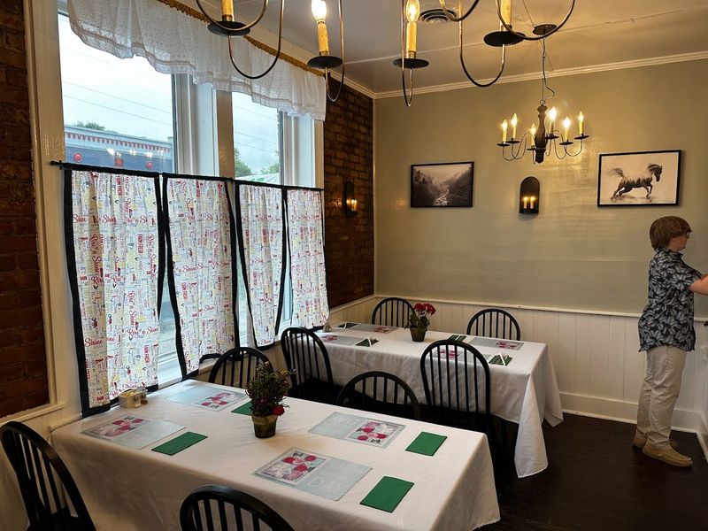 The Best Restaurant In Kentucky Located In A Small Town - Decor Hint Great Choice For Families And Groups