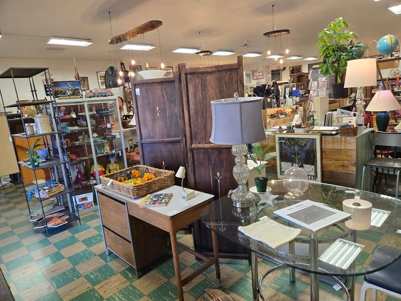 This Oregon Thrift Store Feels Like A Treasure Hunt Through Time - Decor Hint Furniture Finds That Would Make An Interior Designer Jealous