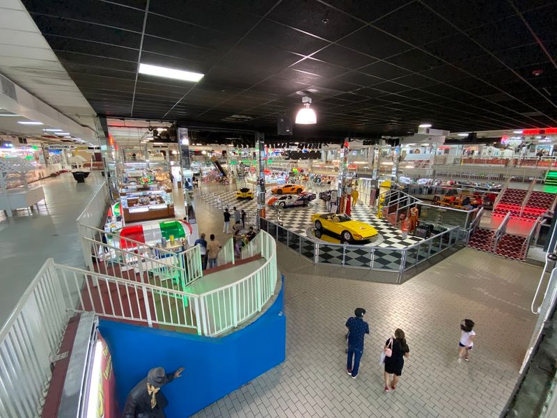 This Huge Florida Flea Market Is Packed With Bargains, Food, And Surprises - Decor Hint Useful Services And Unexpected Extras