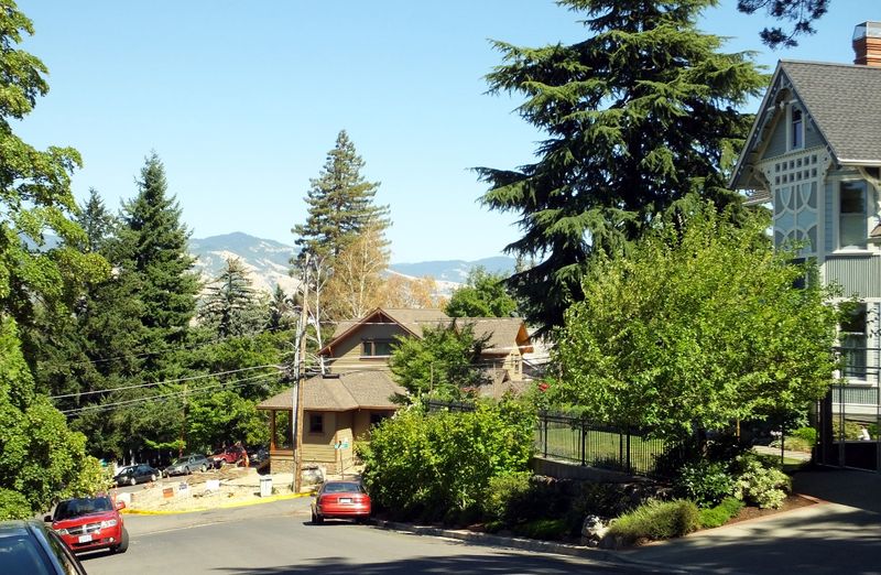 These 10 Charming Oregon Towns Are Almost Too Pretty To Be Real - Decor Hint Ashland