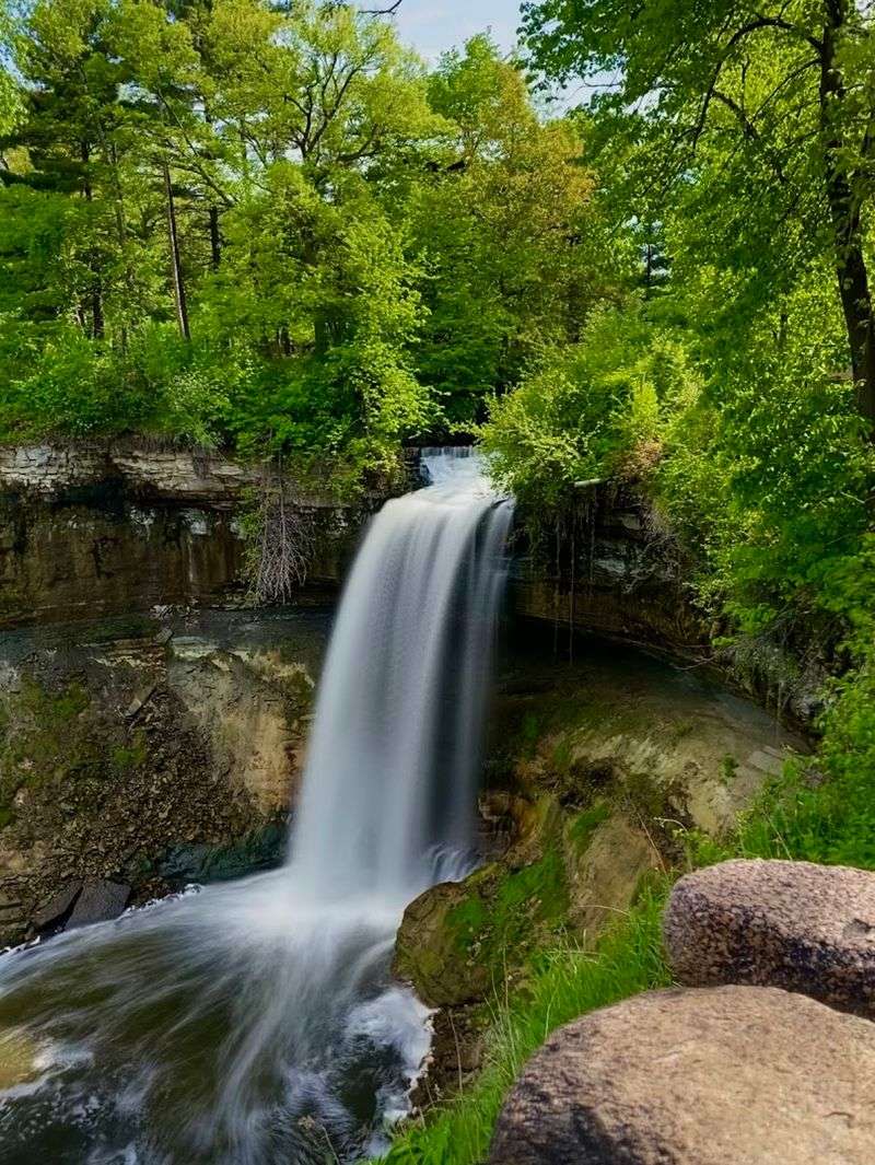 These 10 Scenic Minnesota Getaways Cost Less Than A Fancy Dinner - Decor Hint Minnehaha Falls Park