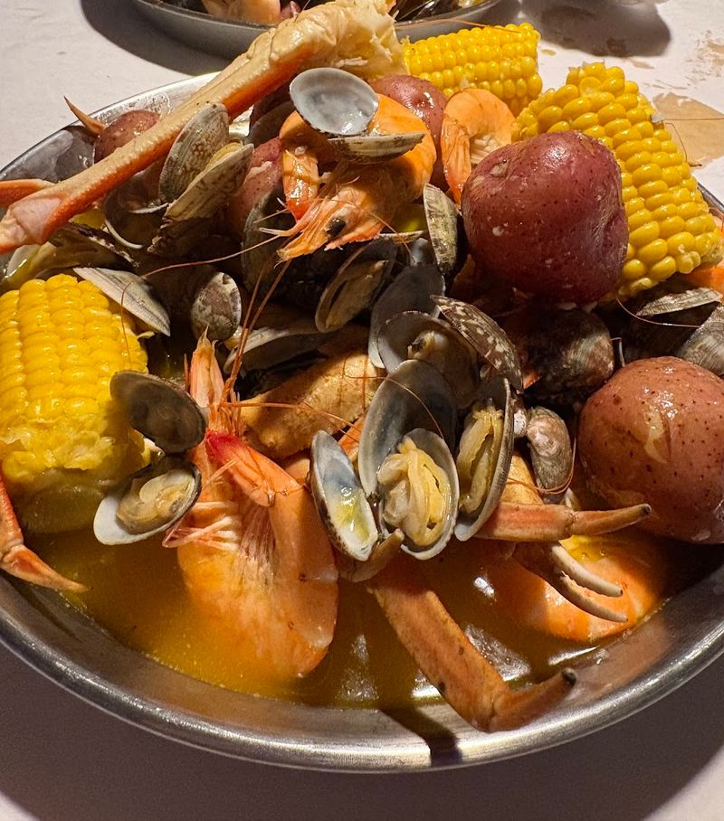 These 9 Missouri Seafood Shacks Prove You Do Not Need A White Tablecloth To Eat Exceptionally Well - Decor Hint Hook & Reel Cajun Seafood & Bar