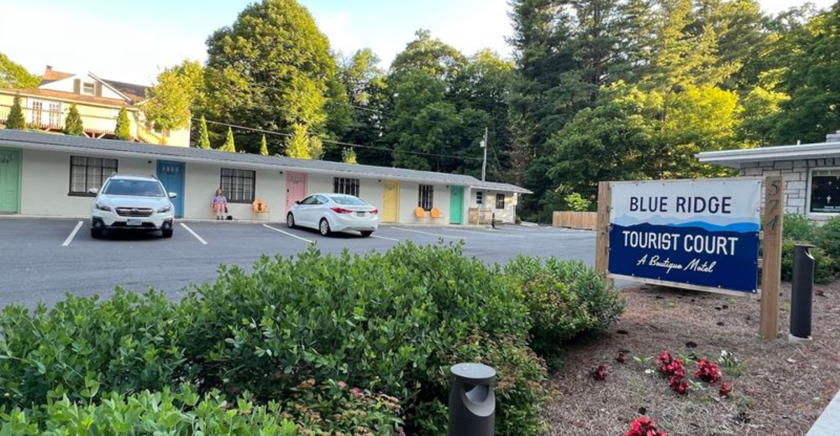 This 1950s Style Tourist Court In North Carolina Feels Like A Roadside Time Capsule - Decor Hint