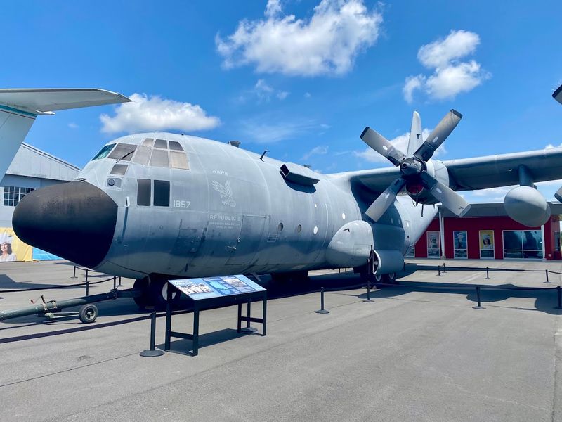 This Aviation Museum In North Carolina Features An Interactive Flight Simulator - Decor Hint The Interactive Flight Simulators