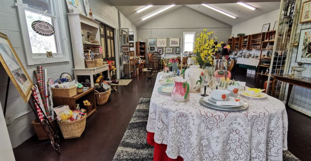 This Charming Lake Lure Thrift Shop In North Carolina Is A Treasure Hunters Dream - Decor Hint