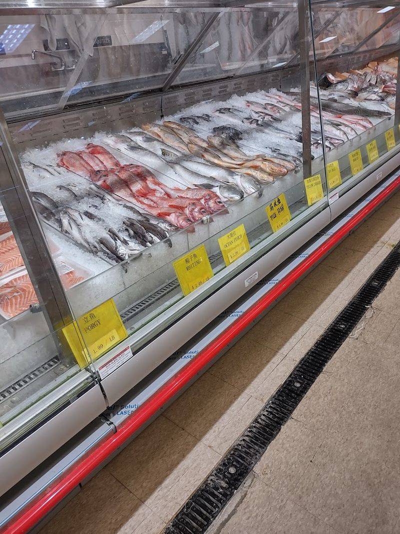 Wide Selection Of Fresh Seafood And Imported Goods