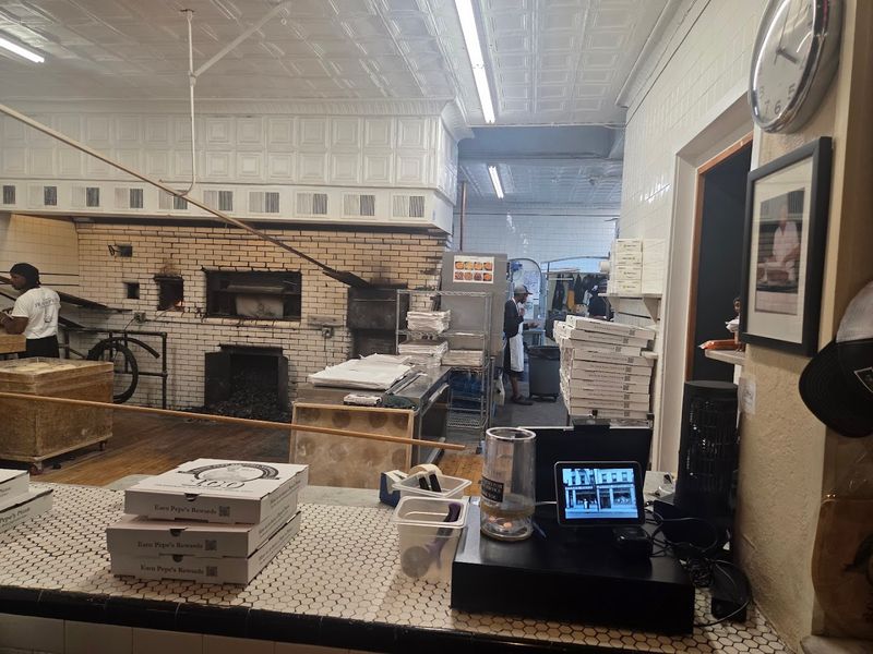 This Connecticut Restaurant Serves White Clam Pizza People Cannot Stop Talking About - Decor Hint A Pizza Born From A Happy Accident In The 1960s