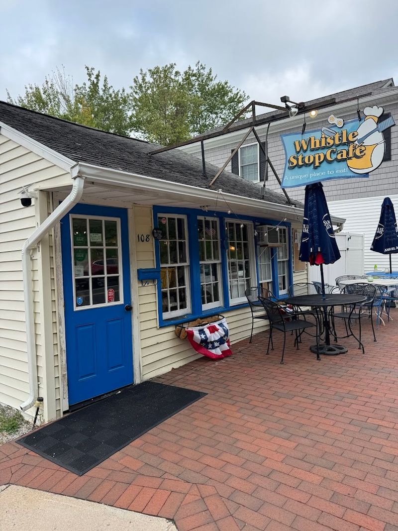 This Cozy Connecticut Eatery Makes Early Mornings Feel Completely Worth It - Decor Hint The First Bite Impression