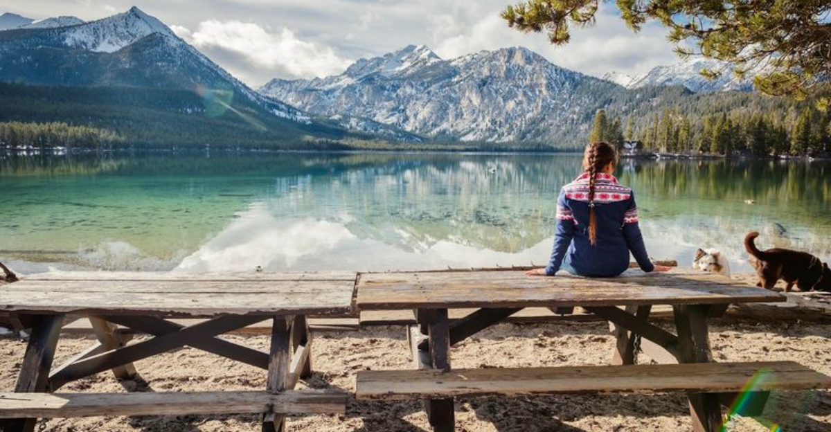 This Crystal Clear Lake In Idaho Is Worth Seeing With Your Own Eyes - Decor Hint