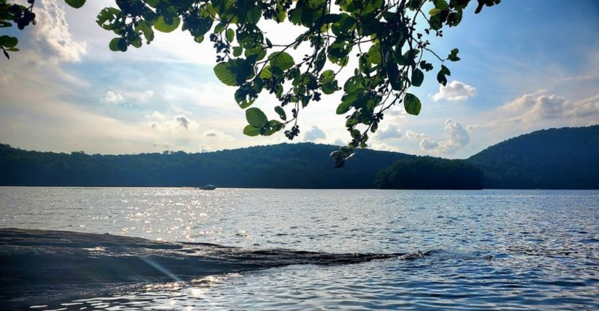 This Dreamy Lake In Connecticut Is The Kind Of Place You Have To See For Yourself - Decor Hint