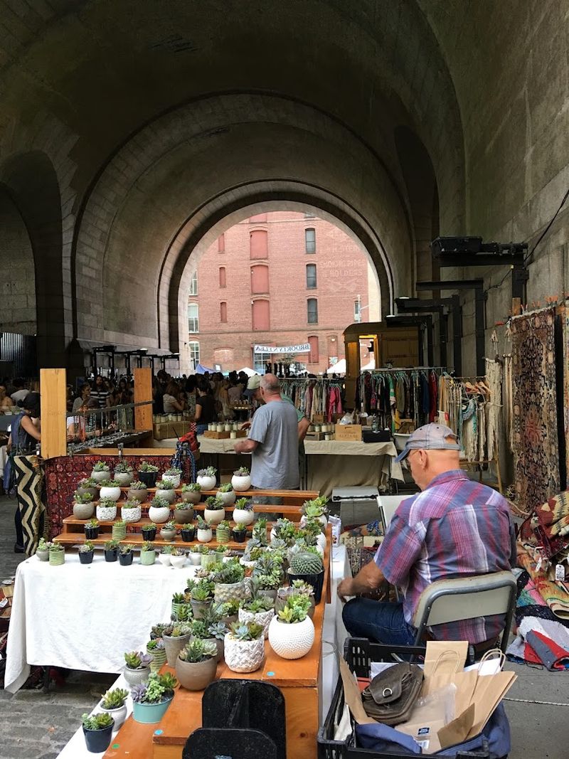 This Enormous New York Flea Market Is Worth Spending Hours Exploring - Decor Hint The Iconic Location Under The Manhattan Bridge Archway