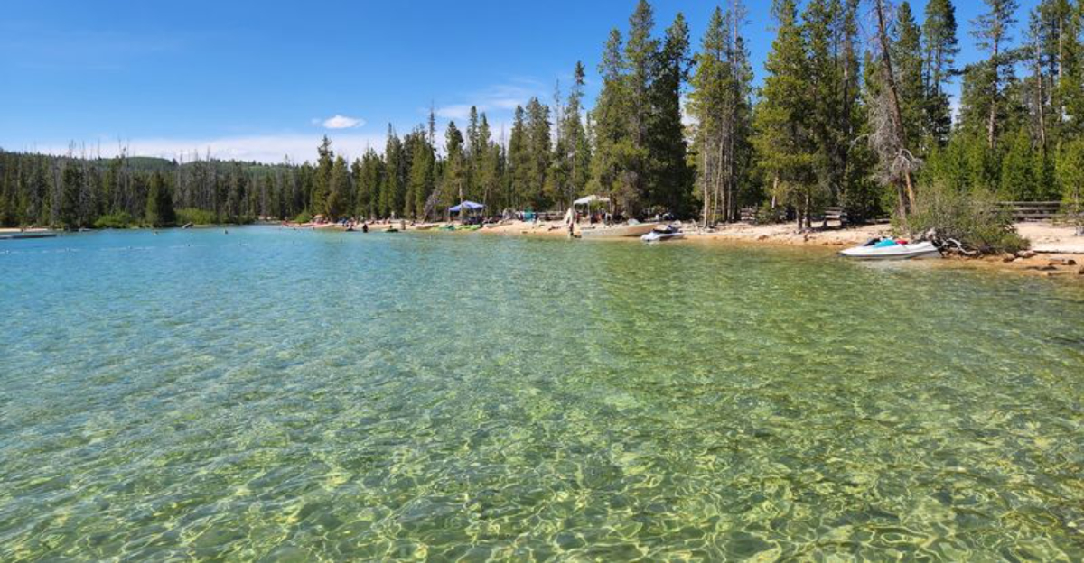 This Idaho Lake Is So Clear In Spring You Can See 50 Feet Down From A Boat 3 - Decor Hint