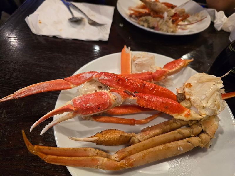 This Illinois Seafood Buffet Is Known For Crab That Keeps Diners Coming Back - Decor Hint Snow Crab Legs That Taste Like The Coast