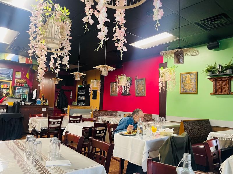 This Maryland Café Is Becoming The Go-To Spot For Comforting Indian Meals - Decor Hint The First Impression That Sticks