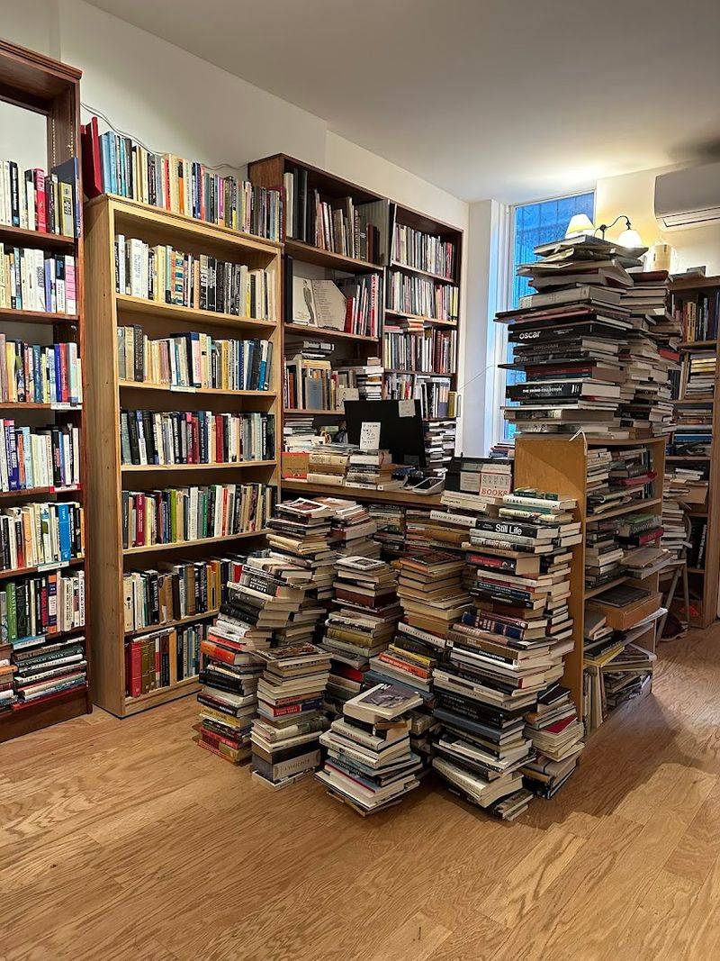 This New York Bookstore Is Where Readers Lose Track Of Time And Space - Decor Hint The Bookstore That Earns Its Mysterious Name
