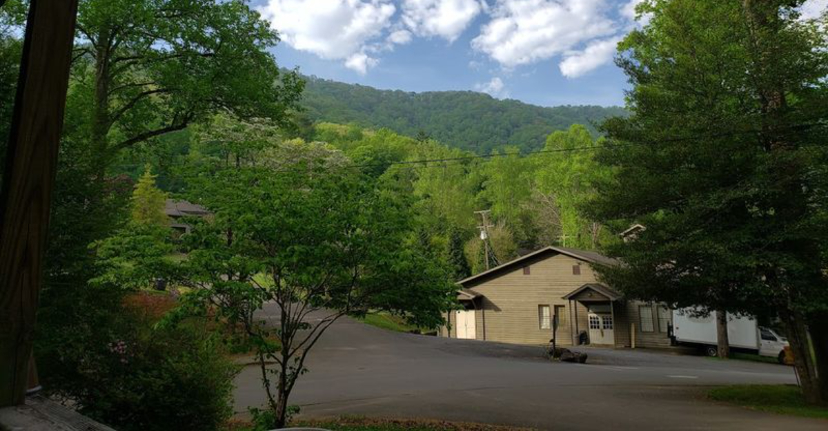 This North Carolina Mountain Town Has Fewer Than 20 Residents And Sits Beside The Smokies - Decor Hint