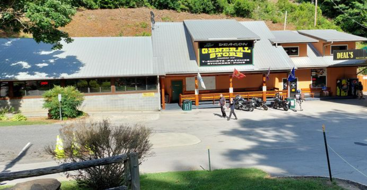 This North Carolina Roadside Stop Sits Beside The Wildest Drive In The Smokies - Decor Hint