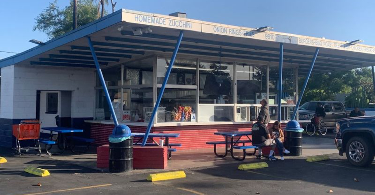This Nostalgic Drive In Joint In California Has Been A Roadside Favorite Since 1974 - Decor Hint