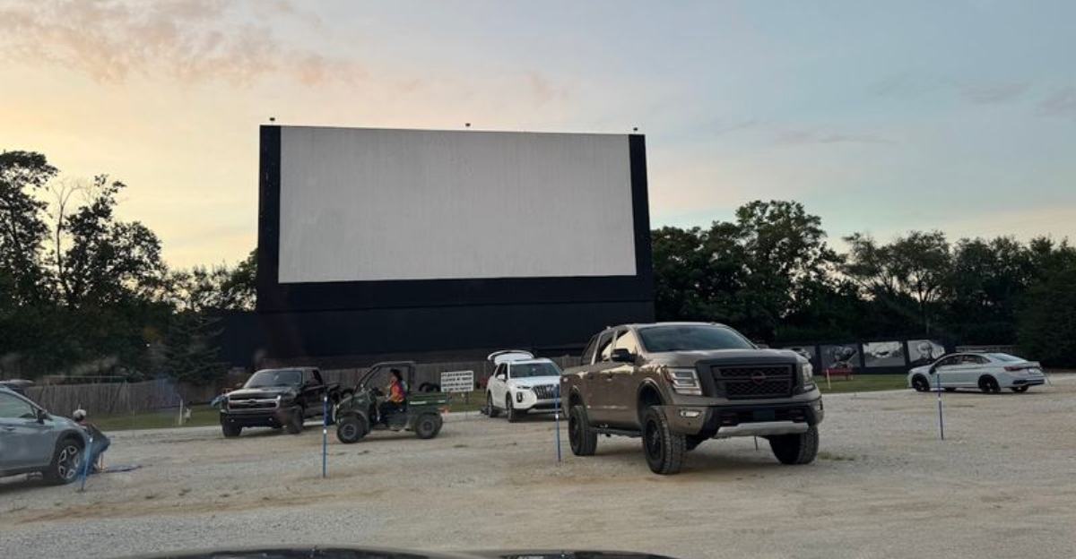 This Old School Indiana Attraction Is Perfect For A Relaxing Night Out - Decor Hint