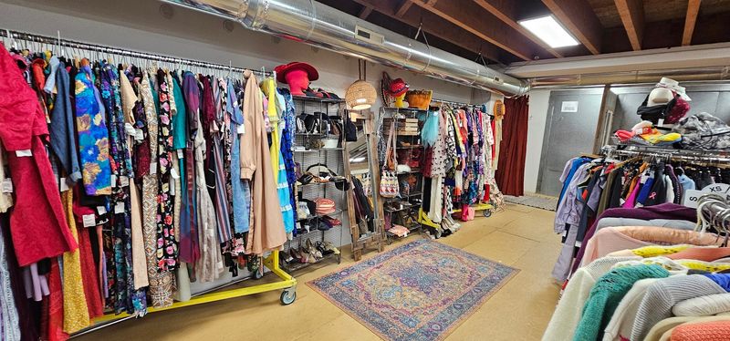 This Oregon Thrift Store Feels Like A Treasure Hunt Through Time - Decor Hint A 10,000 Square Foot Playground For Curious Shoppers