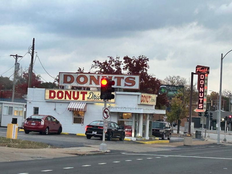 This Simple Missouri Bakeshop Proves Great Donuts Do Not Need Fancy Packaging - Decor Hint A Legacy Baked Into Every Batch Since The Early 1950s