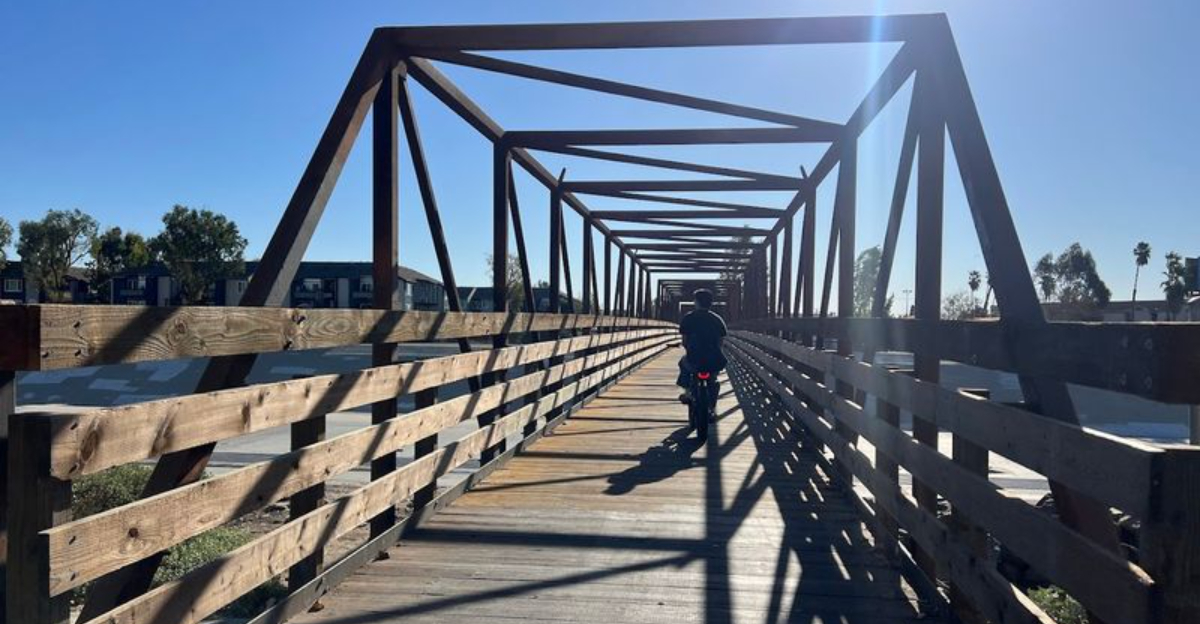 This Southern California Bike Trail Along The River Is Ideal For A Breezy Afternoon Ride - Decor Hint