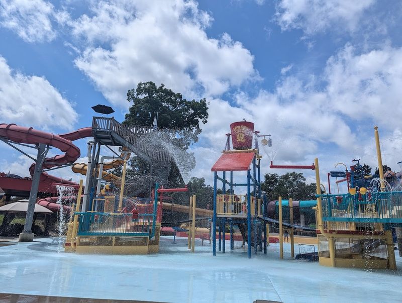 This Giant Connecticut Waterpark Is A Summer Paradise Come True - Decor Hint Perfect For Hot Summer Days