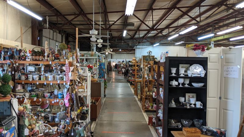 The Huge West Virginia Flea Market Where Treasure Hunters Stretch $40 Surprisingly Far - Decor Hint The Area Makes The Trip Even Better