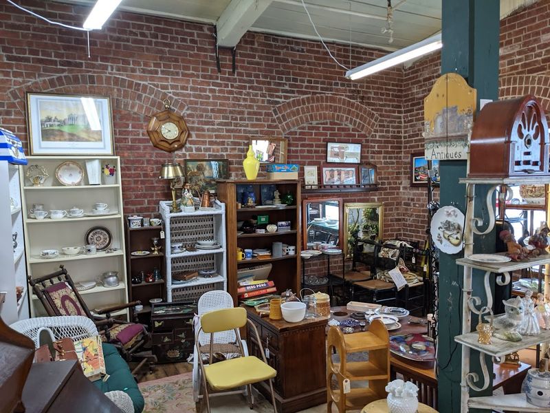 Where To Browse Along The Farmington River