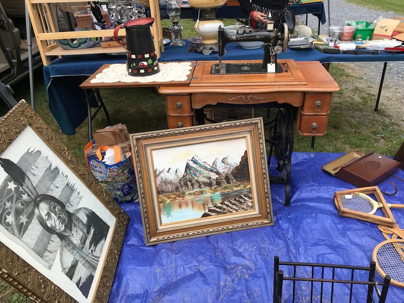 This Vermont Flea Market Is A Goldmine For Vintage Finds And Unbeatable Prices - Decor Hint Old Kitchenware And Cast Iron That Collectors Dream About