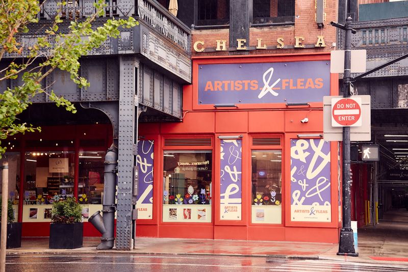 This Busy New York Indoor Flea Market Is Perfect For Weekend Exploring - Decor Hint The Full Chelsea Market Experience Around It