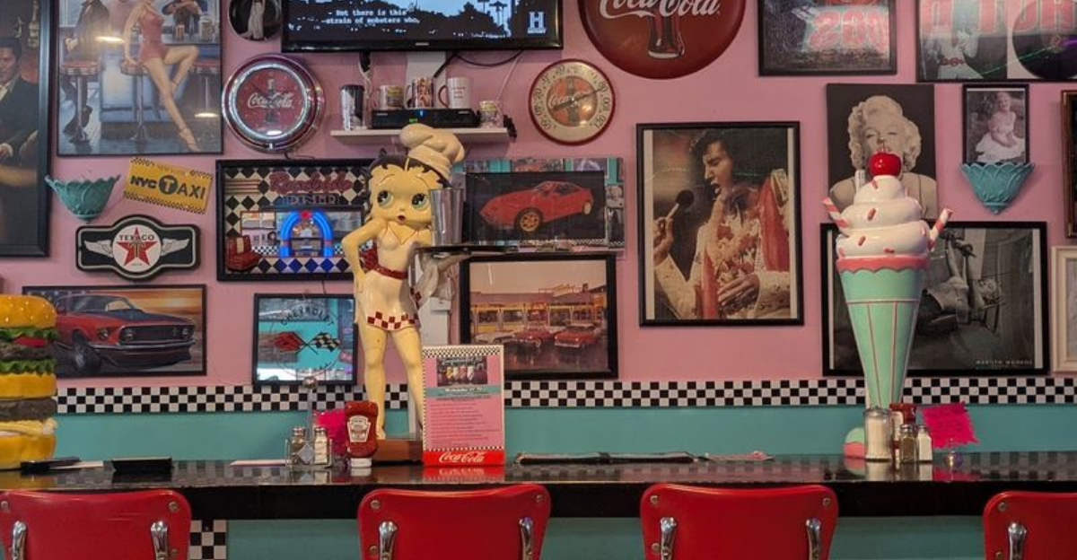 We Found A Nostalgic Connecticut Diner Serving Up Classic 1950s Charm - Decor Hint