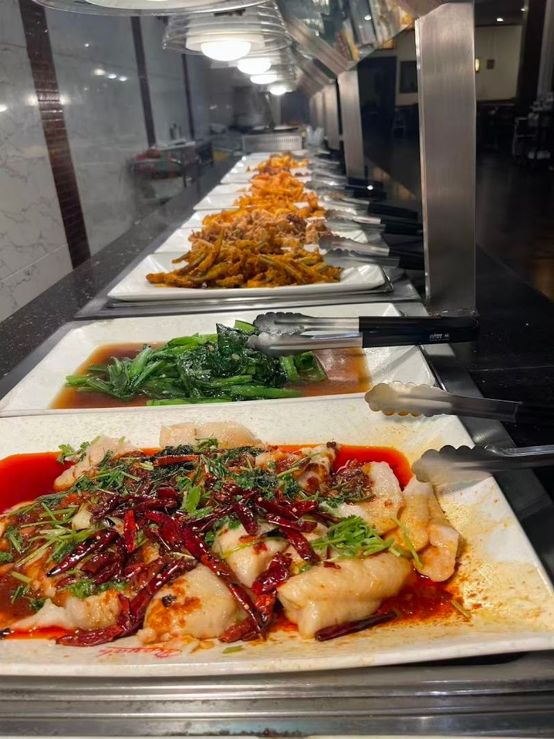 This Illinois Seafood Buffet Is Known For Crab That Keeps Diners Coming Back - Decor Hint Dietary Options Beyond Seafood And Meat