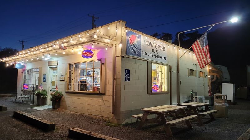 West Virginia Has A Tiny Diner Where The Cheeseburgers Have Built A Reputation That The Whole Region Knows About - Decor Hint The First Impression That Hooks You