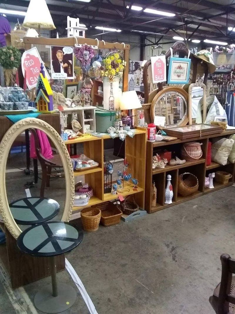 The Huge West Virginia Flea Market Where Treasure Hunters Stretch $40 Surprisingly Far - Decor Hint Tips For First-Time Visitors Who Want To Score Big
