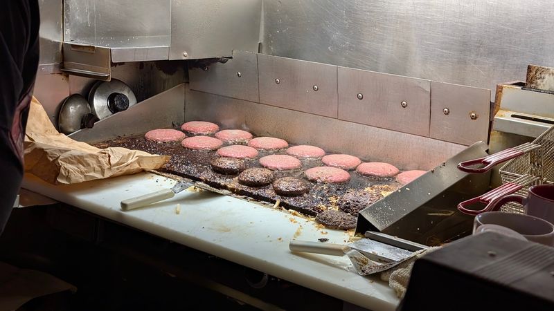 This Minnesota Burger Joint Serves A Jucy Lucy Loaded With Melted Cheese - Decor Hint The Famous Advice Every First-Time Visitor Hears
