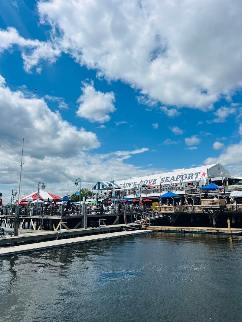This Connecticut Seaport Is Famous For Lobster Rolls That Taste Like Summer On The Harbor - Decor Hint Why It's Worth A Warm-Weather Visit